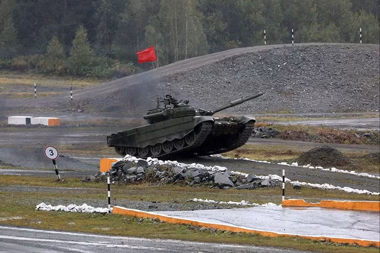 Màn phô diễn sức mạnh của T-72B3 với địa hình dốc, nó được trang bị một động cơ diesel có công suất 1.130 mã lực cho phép xe di chuyển với vận tốc trung bình lên đến 60km/h với tầm hoạt động khoảng 460km. Nguồn ảnh: rg.ru.