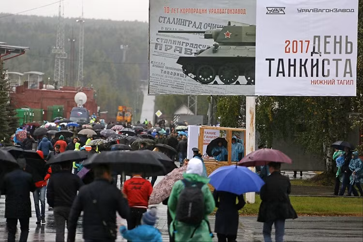 Năm nay Ngày Chiến sĩ xe tăng Nga được tổ chức long trọng tại 3 địa điểm khác nhau trên khắp nước Nga, một trong số đó có Nizhny Tagil. Đây cũng là lần đầu tiên Ngày Chiến sĩ xe tăng được đặt biệt danh chính thức là “Ural Tank”. Bản thân Ngày Chiến sĩ xe tăng Nga cũng mang trên mình một chiến thắng khá đặc biệt. Nguồn ảnh: rg.ru.