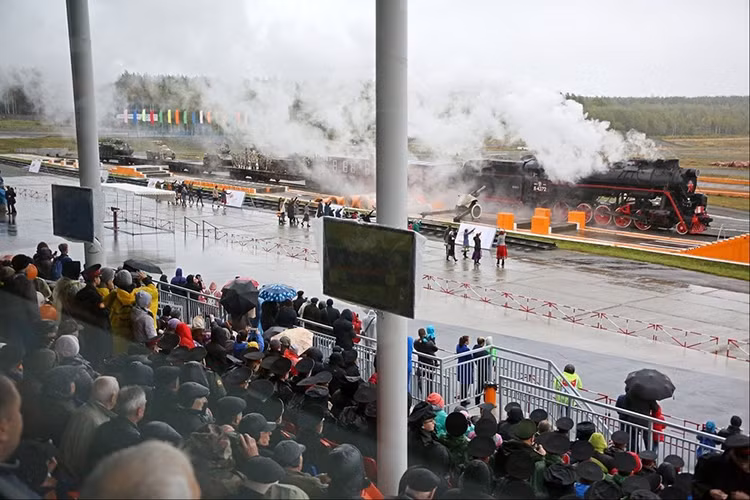 Do đó một phần các hoạt động của Ngày Chiến sĩ xe tăng cũng là nhầm để tôn vinh chiến thắng của các chiến sĩ xe tăng Liên Xô năm xưa, và các hoạt động của nó diễn ra trên khắp nước Nga. Nguồn ảnh: rg.ru.