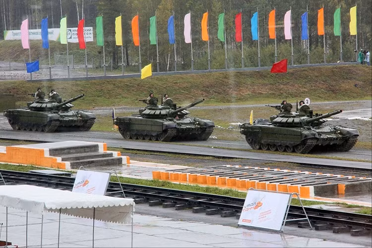 Tiếp theo sau đó là màn trình diễn của dàn xe tăng chiến đấu chủ lực T-72B3 biến thể hiện đại hóa 2016, mới được Quân đội Nga giới thiệu trong khoảng thời gian gần đây. Nguồn ảnh: rg.ru.