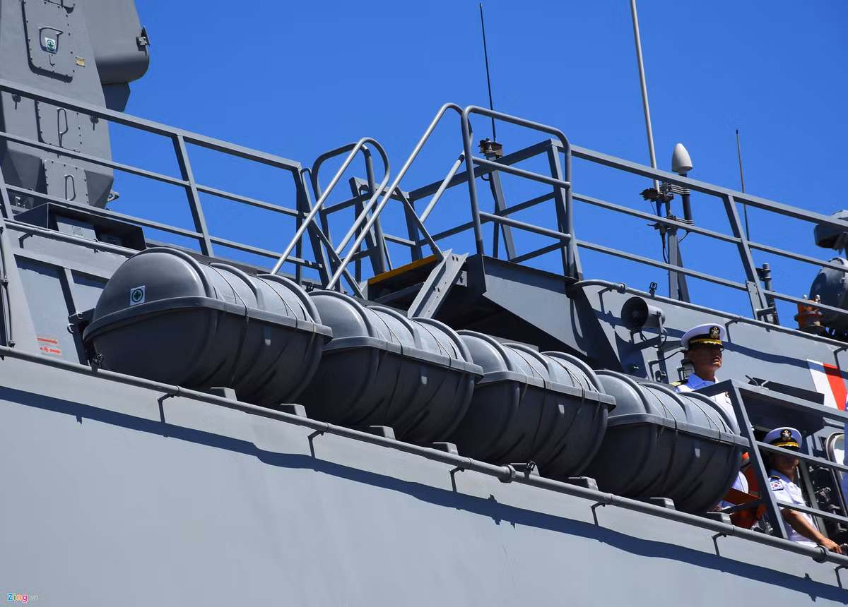 Phát biểu tại buổi họp báo, chuẩn đô đốc Yang Yong-Mo cho biết đoàn sẽ thăm xã giao UBND TP Đà Nẵng, Bộ Tư lệnh Quân khu V, giao lưu thể thao với các chiến sĩ Hải quân Vùng 3. Nguồn ảnh: Zing.vn.