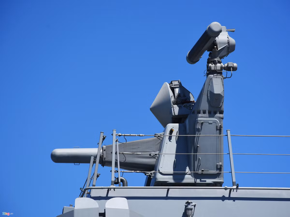 Tàu hậu cần Roks Hwacheon (AOE 59) đến Đà Nẵng lần này cũng là tàu Hải quân cỡ lớn của Hàn Quốc. Trong ảnh: Hệ thống vũ khí, khí tài trên tàu hậu cần AOE 59 . Nguồn ảnh: Zing.vn.