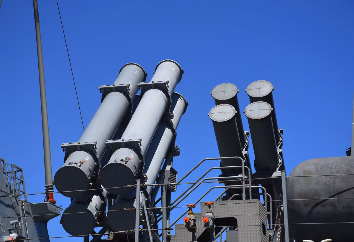 Hệ thống tên lửa hành trình đối không, đối hạm, đối đất trên tàu DDH-979. Nguồn ảnh: Zing.vn.