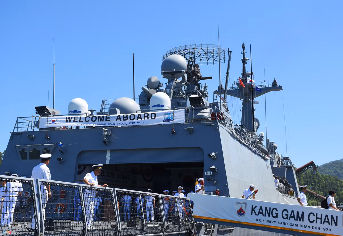 Ngoài ra, trên tàu còn có sân đỗ dành cho trực thăng ở đuôi tàu. Nguồn ảnh: Zing.vn.