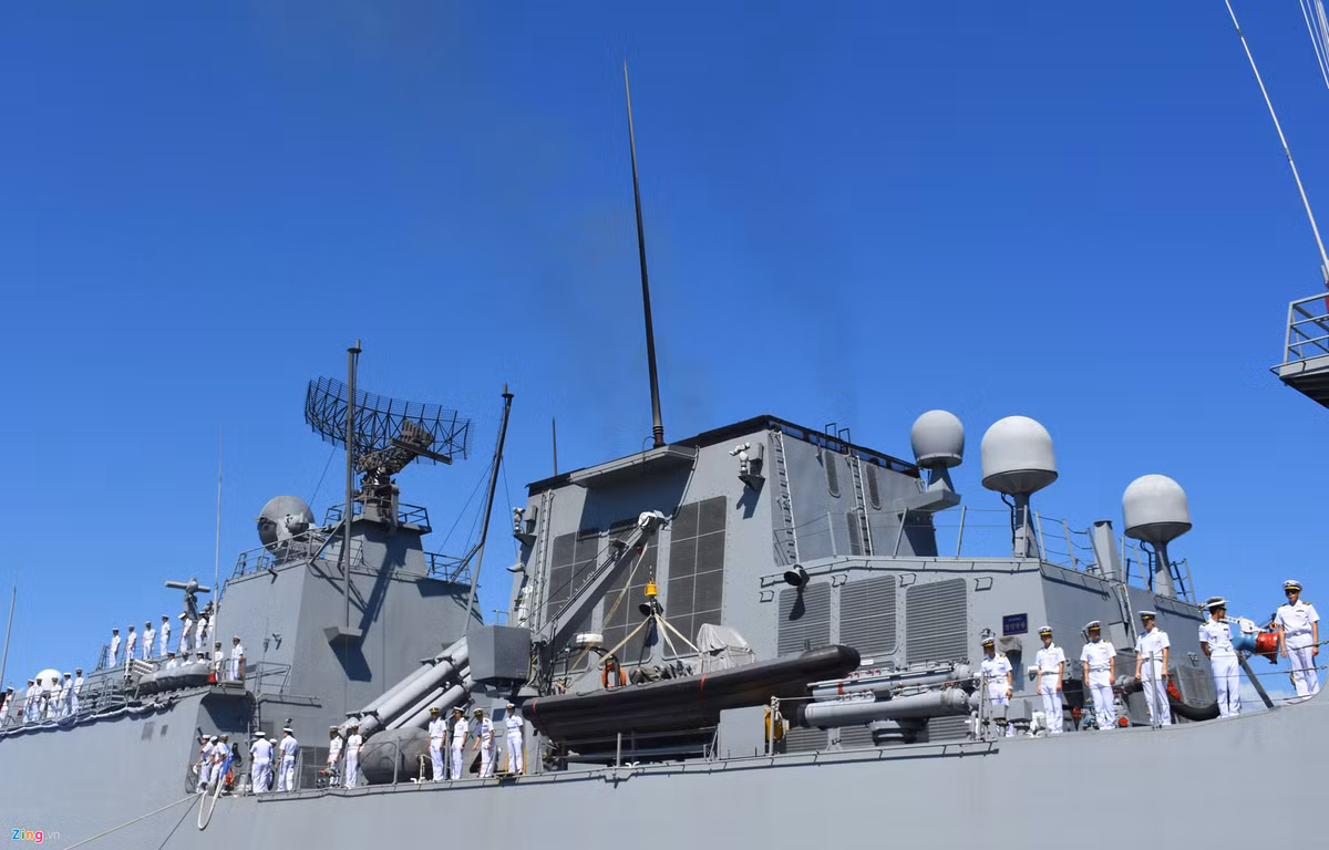 Trên tàu được trang bị rất nhiều vũ khí hạng nặng, tối tân như hệ thống tên lửa hành trình hạm đối đất, đối không, đối hạm và đối ngầm, ngư lôi chống ngầm hai bên hông tàu. Nguồn ảnh: Zing.vn.