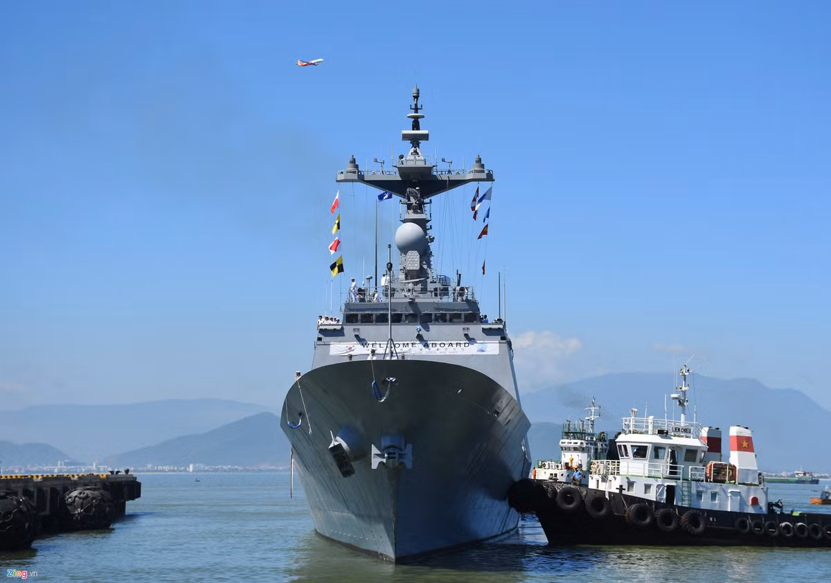 Ngày 18/9, đội tàu Hải quân Hàn Quốc gồm chiến hạm tên lửa Roks Kang Gam Chan (DDH-979) và tàu hậu cần Roks Hwacheon (AOE-59) cập cảng Tiên Sa, bắt đầu chuyến thăm hữu nghị Đà Nẵng 4 ngày. Trong ảnh: Roks Kang Gam Chan (DDH-979). Nguồn ảnh: Zing.vn.