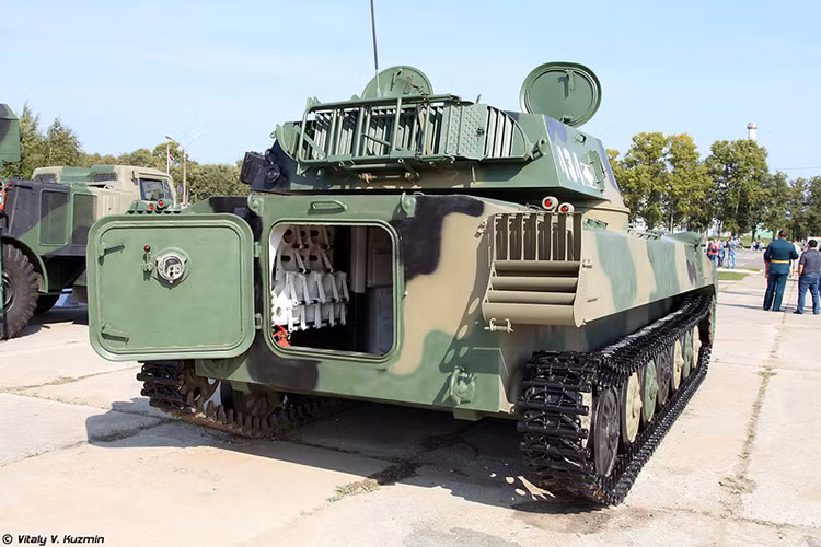 2S1 Gvozdika được trang bị pháo chính 122mm 2A18 và đặt trên khung gầm xe bọc thép chở quân MT-LB. Trọng lượng chiến đấu của 2S1 Gvozdika là khoảng 16 tấn. Nguồn ảnh: Vitaly Kuzmin.