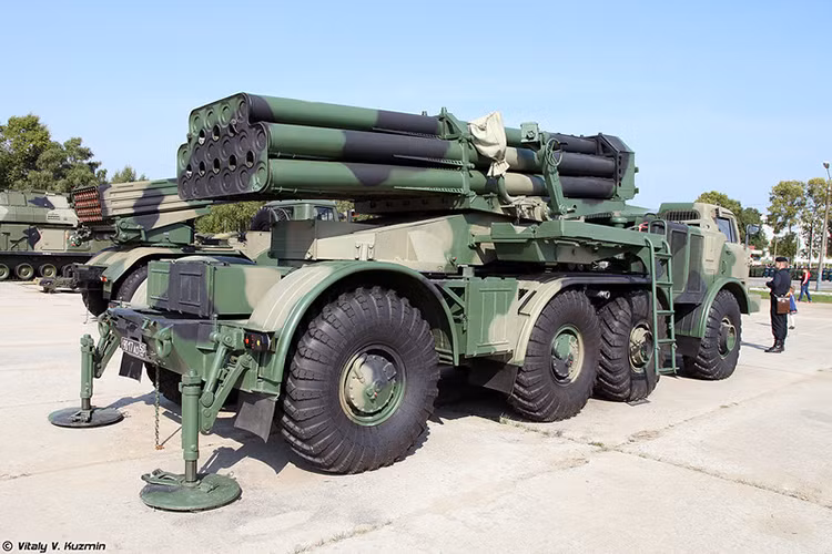 Nếu 2S3 Akatsiya và 2S19 Msta hỗ trợ hỏa lực tầm gần thì BM-27 Uragan lại hỗ trợ hỏa lực tầm xa với tầm bắn hiệu quả lên đến 35km. Nguồn ảnh: Vitaly Kuzmin.