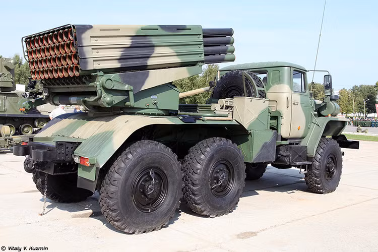 Góp lửa cho nó là một pháo phản lực phóng loạt khác BM-21 Grad. Nó có tầm bắn hiệu quả cũng ước đạt hơn 20km. Nguồn ảnh: Vitaly Kuzmin.