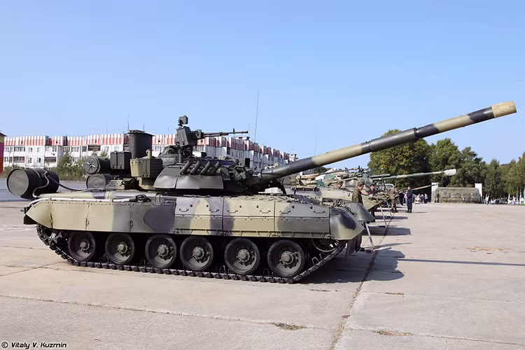 Tất nhiên đóng vai trò chủ đạo trong Sư đoàn Kantemirovskaya vẫn là đội hình những chiếc xe tăng chiến đấu chủ lực T-80U, với quân số hơn 300 chiếc. Nếu xét ở các sư đoàn bộ binh cơ giới, Sư đoàn Kantemirovskaya được trang bị tốt hơn hẳn các sư đoàn cơ giới khác của quân đội Nga. Nguồn ảnh: Vitaly Kuzmin.