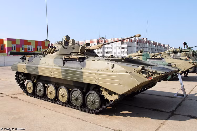 Quy mô của Sư đoàn cận vệ Kantemirovskaya lên tới 12.000 quân cùng với đó là những nấm đấm thép chủ lực của Quân đội Nga như xe chiến đấu bộ binh BMP-2, pháp tự hành 2S3 Akatsiya và 2S19 Msta và pháo phản lực phóng loạt các loại. Trong ảnh là một chiếc BMP-2 của Sư đoàn Kantemirovskaya. Nguồn ảnh: Vitaly Kuzmin.