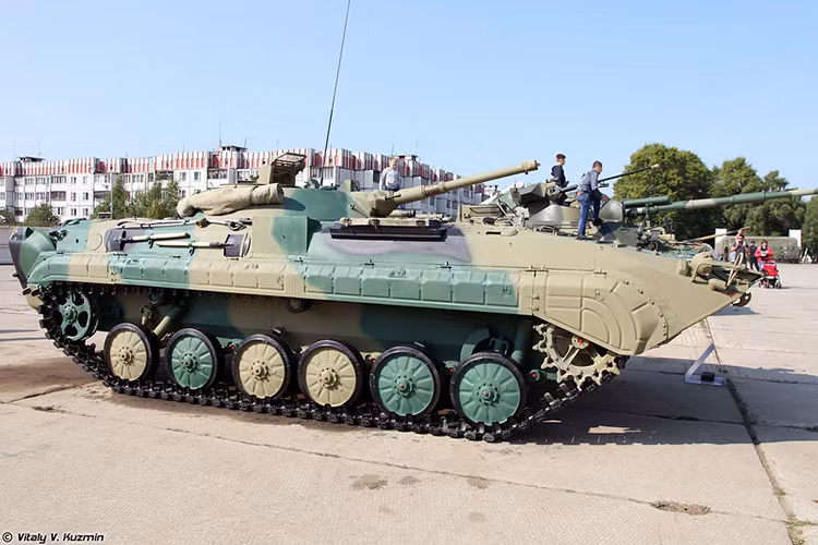 Còn đây là hình ảnh khá hiếm hoi của một chiếc xe chiến đấu bộ binh BMP-1 trong biên chế của Sư đoàn Kantemirovskaya, nó gần như không xuất trong các đơn vị bộ binh cơ giới của Nga ngày nay. Nguồn ảnh: Vitaly Kuzmin.