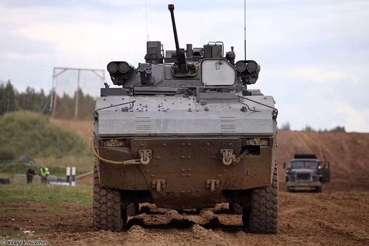 Tuy nhiên điều khiến Berezhok trở nên nổi bật lại đến từ cụm tổ hợp 4 tên lửa chống tăng dẫn đường Kornet được trang bị hai bên tháp pháo của Berezhok, có tầm bắn lên đến 5.100m với khả năng xuyên giáp kể cả khi có giáp phản ứng nổ ERA lên tới 1.300mm. Nguồn ảnh: Vitaly Kuzmin.