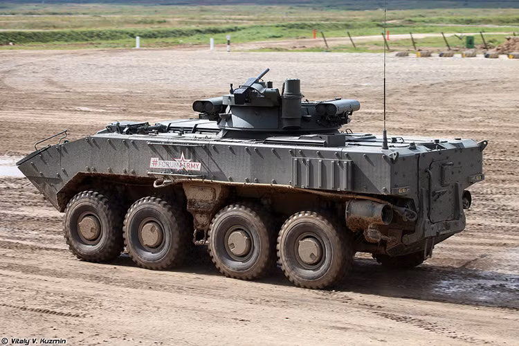 Trong khi đó với biển thể BMP-K sử dụng Berezhok, tổ hợp vũ khí của nó vẫn cần tới người điều gồm một xạ thủ và một chỉ huy kíp chiến đấu, tương tự như trên các biến thể nâng cấp của xe chiến đấu bộ binh BMP-2M cũng được trang bị Berezhok. Nguồn ảnh: Vitaly Kuzmin.