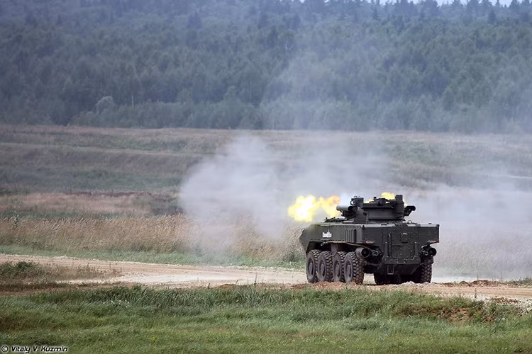 Còn sức mạnh hỏa lực của Berezhok tập trung chủ yếu ở tổ hợp pháo tự động 30mm 2A42, có tầm bắn từ 2.000-4000m và có thể mang theo cơ số đạn khoảng 500 viên. Kết hợp với 2A42 súng phóng lựu tự động 30mm AGS-30 có tầm bắn lên đến 2.000m chuyên chống bộ binh. Nguồn ảnh: Vitaly Kuzmin.