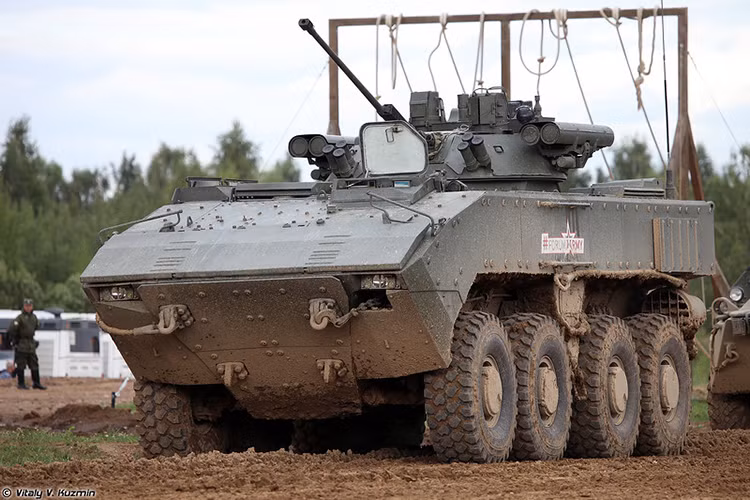 Cấu hình vũ khí trên của Berezhok hoàn toàn tương tự như Bumerang-BM, và chúng chỉ khác nhau ở việc được tự động hóa và không tự động hóa. Một lợi thế mặc định của Bumerang-BM là nó được trang bị hệ thống phòng vệ chủ động do được phát triển sau Berezhok. Nguồn ảnh: Vitaly Kuzmin.