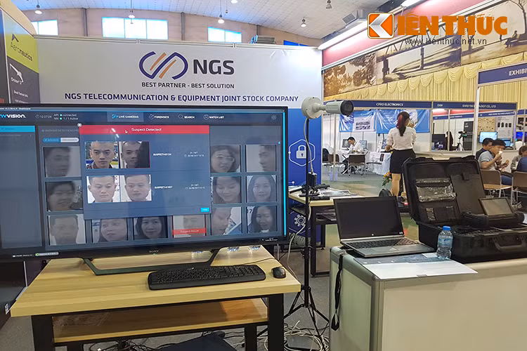 Bên cạnh các loại khí tài và công cụ hổ trợ cho ngành an ninh, Triển lãm Quốc tế về An ninh HSE-2017 còn có sự xuất hiện của một dòng sản phẩm công nghệ cao dành cho các đơn vị an ninh đặc biệt, hỗ trợ hoạt động ngầm trong và thu thập thông tin tình báo trong lòng địch và cả nhiệm vụ phản gián. Trong ảnh là một hệ thống nhận diện gương mặt của hãng NGS được giới thiệu tại HSE-2017.