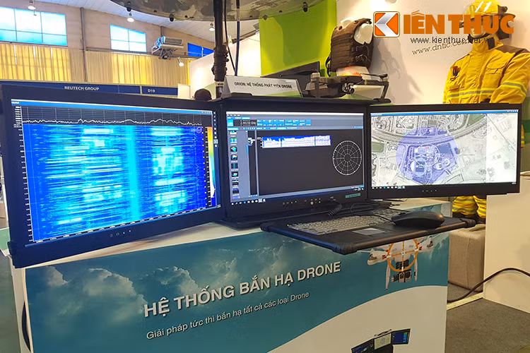 Trong ảnh là một hệ thống dò tìm và đánh chặn flycam với tầm xa của công ty Orion được trưng bày tại HSE-2017, thiết bị này có khả năng đánh chặn nhiều flycam cùng một lúc.