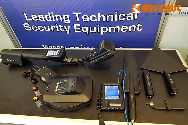 Nếu Spy Emporium là công ty chuyên các thiết bị nghe lén, thì Research Electronics International (REI) lại là công ty chuyên cung cấp các thiết bị an ninh dành cho nhiệm vụ dò tìm và xác định các thiết bị điện tử, hỗ trợ lực lượng an ninh trong công tác bảo mật và chống nghe lén ở các địa điểm quan trọng.