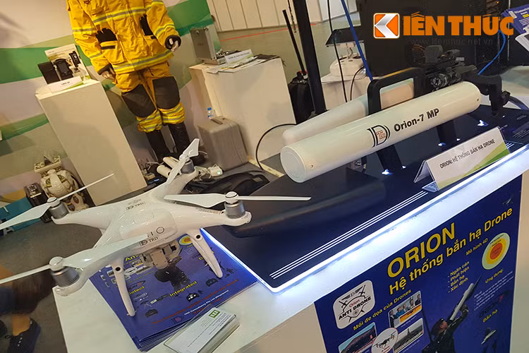 Các thiết bị chống flycam (phương tiện bay không người lái cỡ nhỏ) cũng khá nổi trong kỳ triển lãm HSE năm nay với sự xuất hiện của nhiều công ty quốc tế.