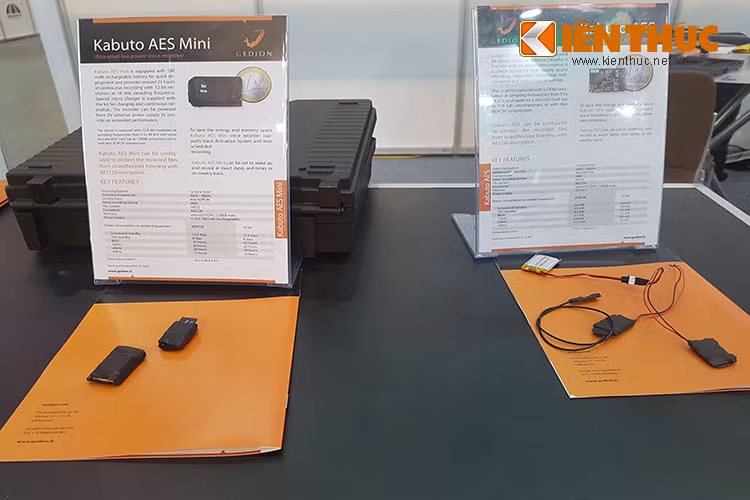 Các dòng sản phẩm của Spy Emporium đều có kích thước tương đương một đồng xu và hổ trợ thu phát dữ liệu vô tuyến ở khoảng cách lên đến hơn 400m. Giá của các thiết bị này cũng không hề rẻ.