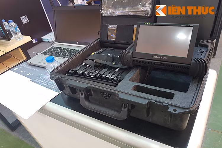 Hệ thống này cho phép người sử dụng có thể nhận dạng và sàng lọc mọi gương mặt được thiết bị ghi hình thu lại, và đối chiếu với cơ sở dữ liệu của hệ thống giúp người vận hành xác định được đối tượng cần tìm. Giải pháp công nghệ này khá có ích trong các hệ thống giám sát hình ảnh tại sân bay, nhà ga nơi vốn luôn có đông người đi lại.