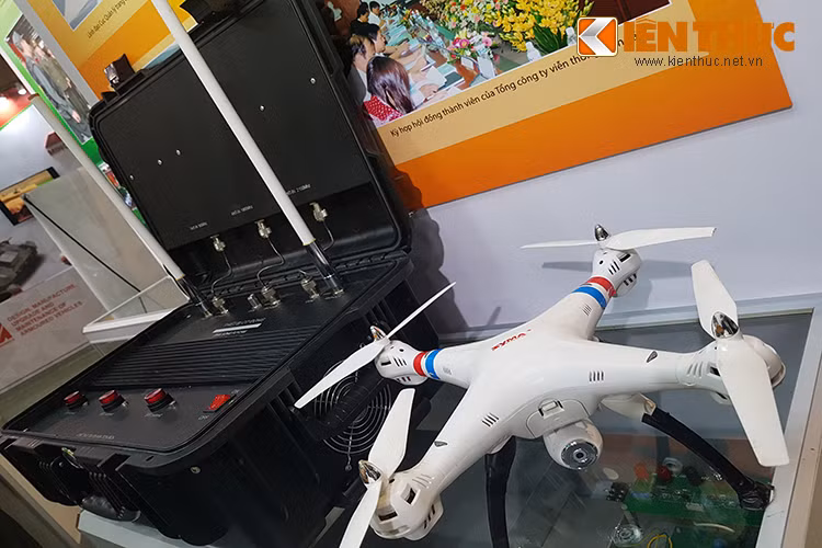 Trong ảnh là thiết bị chống flycam di động do Tổng cục Hậu cần - Kỹ thuật, Bộ Công an phát triển, nó có kích thước nhỏ gọn và có thể vận hành bởi một người.