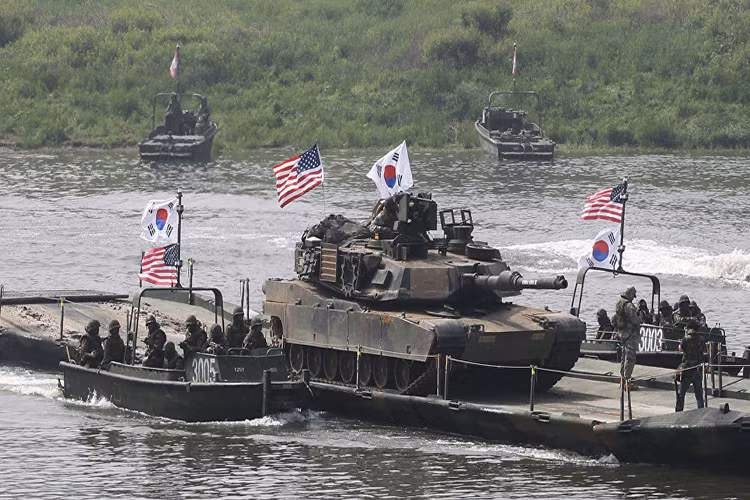 Về bố trí binh lực, Quân đội Mỹ đang triển khai khoảng 40.000 quân tại Nhật Bản và 35 quân tại Hàn Quốc, con số này còn chưa kể đến các căn cứ ở Thái Bình Dương có thể tăng lên đến tổng cộng 100.000 quân trong đỉnh điểm khủng hoảng. Và quan trọng nhất Mỹ có tàu sân bay không thể đánh chìm tại Guam cách Bình Nhưỡng hơn 3.300km hoàn toàn nằm trong phạm vi tác chiến của Hải quân, Không quân Mỹ. Nguồn ảnh: Sputnik.