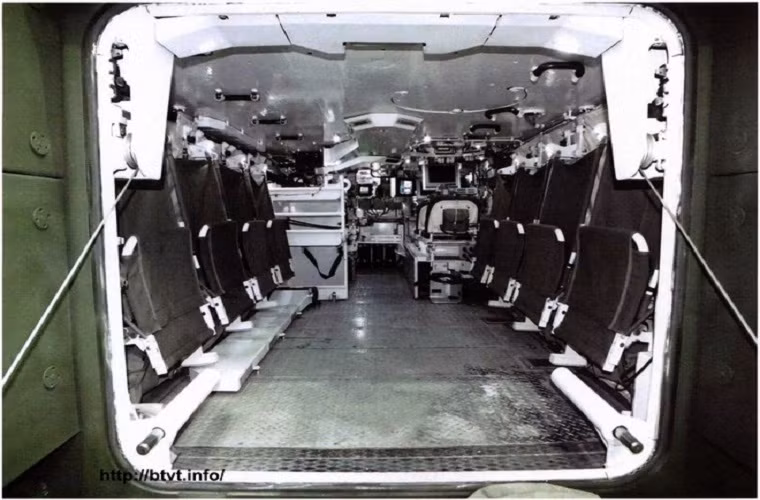 Trọng lượng cơ bản của T-15 Armata là 48 tấn, toàn bộ thân xe được giáp tích hợp gồm thép và giáp gốm dày từ 1.200-1.400 mm. Về khả năng chở quân mẫu xe chiến đấu bộ binh này có thể mang theo 9 binh bộ cùng đầy đủ trang bị cùng kíp chiến đấu theo xe 3 người. Nguồn ảnh: Pinterest.