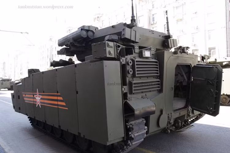 Lắp đặt hệ thống phòng vệ chủ động trên xe chiến đấu bộ binh hay xe bọc thép chở quân phần nào cho phép lấp đầy khoảng cách giữa xe bọc thép hang nhẹ và xe tăng chiến đấu chủ lực về khả năng phòng vệ. Điều này đồng nghĩa với việc chúng sẽ được bảo vệ tốt hơn trước các mối đe dọa từ bên ngoài. Nguồn ảnh: Tank Nut Stan.