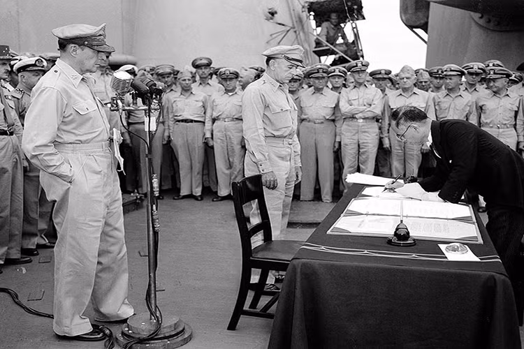 Ngoại trưởng Nhật Bản Mamoru Shigemitsu ký văn kiện Nhật Bản đầu hàng trên tàu USS Missouri với sự giám sát của tướng Richard K. Sutherland, 2 tháng 9 năm 1945. Nguồn ảnh: Totally History.
