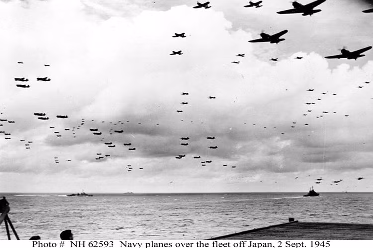 Mặc dù nước Nhật tuyên bố đầu hàng Đồng Minh vào ngày 15/8/1945, nhưng đó chỉ là tuyên bố trên mặt lý thuyết và Tokyo chưa ký kết bất cứ văn kiện hay hiệp ước đầu hàng chính thức nào cho đến khi quân Đồng Minh bắt đầu chiếm đóng Nhật Bản (chủ yếu là quân Mỹ) vào ngày 28/8/1945. Nguồn ảnh: Totally History.