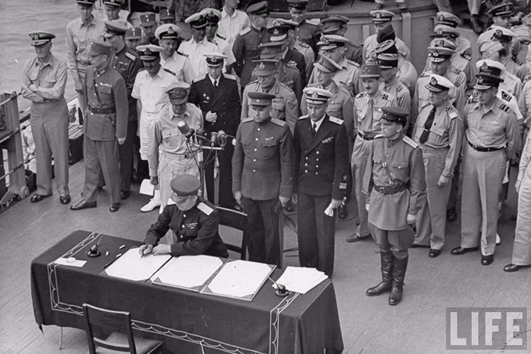 Hình ảnh Trung tướng Kuzma Derevyanko đại diện cho Liên Xô ký vào văn kiện đầu hàng của Nhật Bản trên USS Missouri vào ngày 2/9/1945. Nguồn ảnh: Totally History.