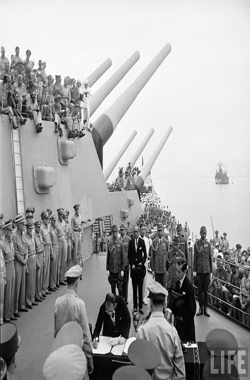 Bắt đầu từ ngày 1/9/1939 kéo trong suốt 6 năm và 1 ngày, cuối cùng Chiến tranh Thế giới thứ 2 đã chính thức kết thúc vào lúc 9 giờ sáng, ngày 2/9/1945. Cuộc chiến vô nghĩa này cũng cướp đi sinh mạng của hàng chục triệu người vô tội, tàn phá toàn bộ các nước châu Âu, châu Á và cả châu Phi. Nguồn ảnh: Totally History.