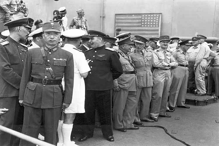 Phải 5 Ngày sau đó, vào ngày 2/9/1945 đại diện của tất cả các nước Đồng Minh có mặt trên trên thiết giáp hạm USS Missouri (BB-63) của Hải quân Mỹ đang đậu ở Vịnh Tokyo để đón một nhân vật quan trọng đại diện cho phát xít Nhật Bản, người sẽ “giúp” nhân loại kết thúc Chiến tranh Thế giới thứ 2 chỉ với một chữ ký. Nguồn ảnh: Totally History.