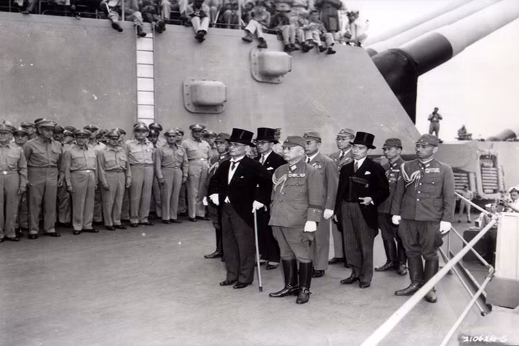 Trong ảnh là đoàn ngoại giao đại diện cho Nhật Bản trên tàu USS Missouri, dẫn đầu là Ngoại trưởng Nhật Bản Mamoru Shigemitsu người sẽ thay chính phủ Nhật Bản ký vào văn kiện đầu hàng đồng minh chấm dứt CTTG 2. Nguồn ảnh: Totally History.