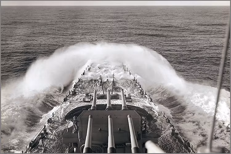 Chứng kiến lễ ký văn kiện đầu hàng của Nhật Bản vào ngày 2/9/1945, vẫn còn một nhân chứng đặc biệt khác chính là thiết giáp hạm USS Missouri, thiết giáp hạm cuối cùng của Hải quân Mỹ. Có lẽ chính vì lý do này mà USS Missouri không bị xẻ thịt bán sắt vụn như những người anh em của nó. Nguồn ảnh: Pinterest.