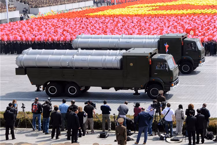 Ngoài những tổ hợp tên lửa phòng không kể trên Triều Tiên vẫn còn một tổ hợp tên lửa phòng khác do nước này tự chế tạo có tên KN-06 được Bình Nhưỡng quảng cáo sở hữu sức mạnh ngang ngửa S-300 của Nga, tuy nhiên khả năng của tổ hợp phòng không này vẫn chưa được chứng minh. Nguồn ảnh: Army Recognition.