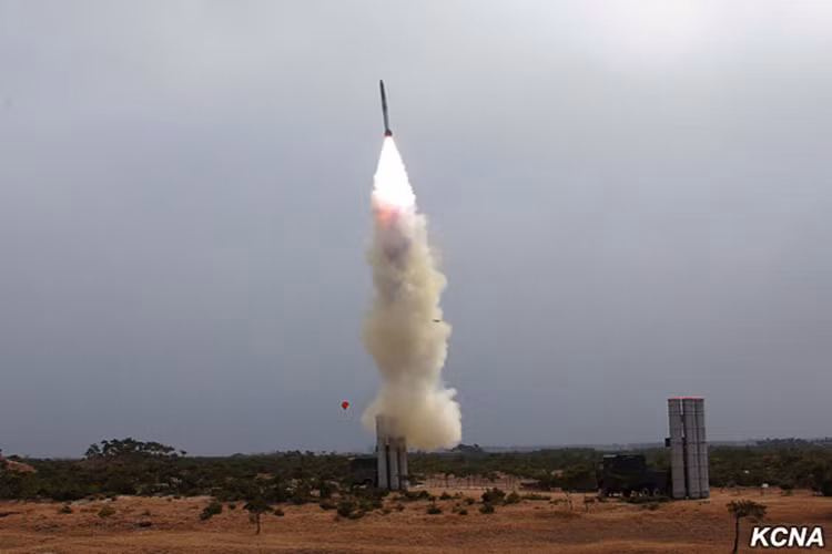 Theo như phía Triều Tiên tuyên bố KN-06 có tầm bắn tối thiểu lên đến 150km và được trang bị một đầu đạn nổ cực mạnh nặng đến 500kg, cùng với đó là hệ thống dẫn đường tiên tiến mà họ cho là có thể đánh chặn được mọi loại mục tiêu trên không. Nguồn ảnh: KCNA.