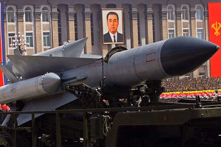 S-200 được xem là mẫu tên lửa đất đối không có kích thước “khủng” nhất thế giới trong giai đoạn nó xuất hiện với trọng lượng lên tới 7.1 tấn. Tên lửa có tầm bắn tới 250 km, mang theo đầu đạn nặng 217 kg. Tuy nhiên, tên lửa này được chế tạo theo công nghệ những năm 1960 nên đã quá lạc hậu và khó đáp ứng được yêu cầu của chiến trường hiện đại. Nguồn ảnh: The Australian.