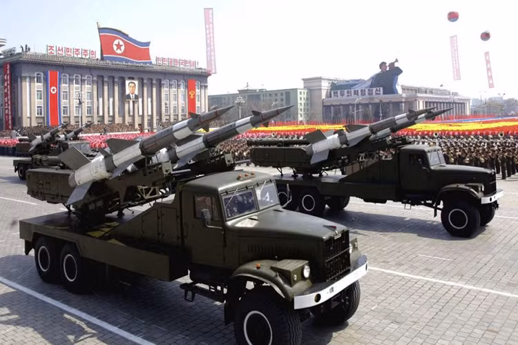 Loại tên lửa phòng không thứ hai của Triều Tiên có thể đe dọa máy bay Mỹ là S-125 Neva/Pechora tổ hợp tên lửa phòng không tầm trung do Liên Xô chế tạo từ cuối những năm 1950. S-125 hiện là loại tên lửa phòng không duy nhất trên thế giới bắn hạ thành công máy bay tàng hình trong chiến tranh Kosovo năm 1999. Nguồn ảnh: The Federalist.