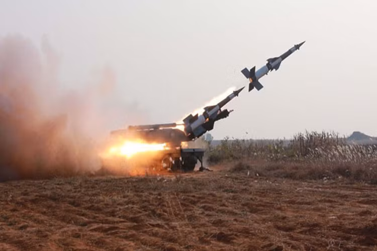 Hiện tại Triều Tiên sở hữu hơn 10 tiểu đoàn S-125 trong biên chế, được bố trí chủ yếu ở Bình Nhưỡng và một số căn cứ quân sự quan trọng. Ngoài ra họ còn cải tiến nó đặt trên các bệ phóng di động nhằm tăng tính cơ động trong tác chiến thay vì các bệ phóng cố định. Nguồn ảnh: NK News.