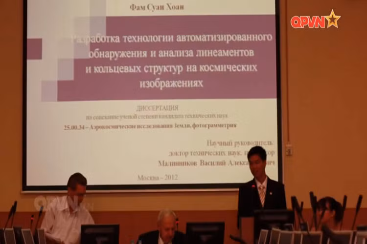 Mong muốn công hiến cho việc xây dựng cơ sở dữ liệu bản đồ quân sự Việt, được Phạm Xuân Hoàng ấp ủ từ khi anh bước chân vào Học viện kỹ thuật quân sự. Với kết quả học tập xuất sắc của mình anh được học viện cử sang Liên bang Nga học ngành nghiên cứu tài nguyên thiên nhiên bằng phương pháp hàng không vũ trụ. Nguồn ảnh: QPVN.