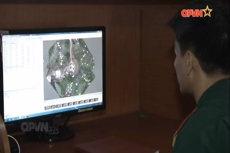 Thiếu tá- Tiến sĩ Phạm Xuân Hoàng, trợ lý Phòng bản đồ viễn thám, Cục Bản đồ, hiện là một trong những chuyên gia hàng đầu trong lĩnh vực này, có thể nói anh chính là người giúp vẽ nên hình hài của tổ quốc ở một góc nhìn khác. Biến những tấm bản đồ quân sự vốn dĩ khó sử dụng trở nên thân thiện với người lính hơn bao giờ hết. Nguồn ảnh: QPVN.