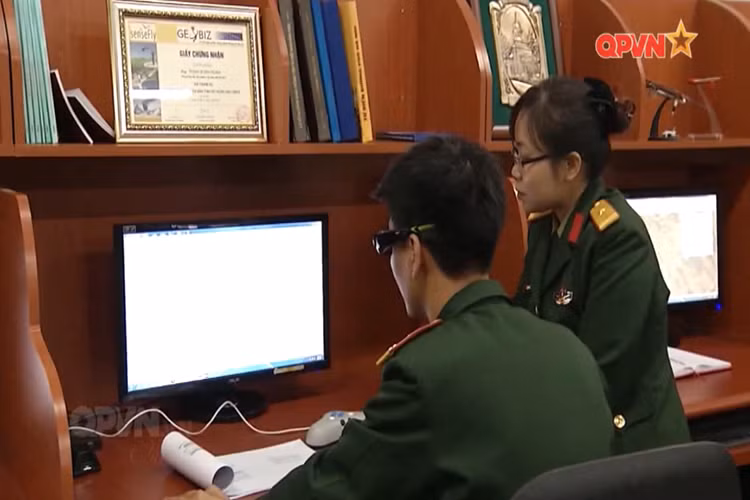 Theo Phạm Xuân Hoàng, để nâng cao năng lực tiếp cận với các công nghệ trinh sát viễn thám quân sự trên thế giới anh không ngừng trao dồi kiến thức ngoại ngữ của mình gồm tiếng Nga và tiếng Anh. Với anh ngoại ngữ chính là phương tiện giúp anh tiếp cận với khoa học công nghệ thế giới. Nguồn ảnh: QPVN.