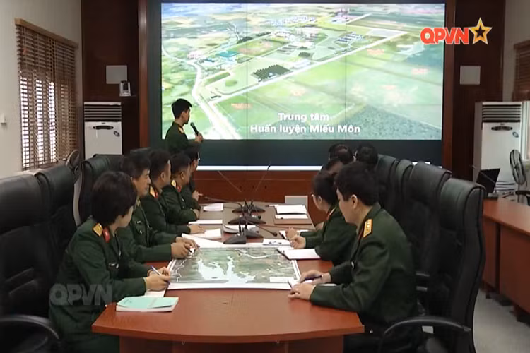 Trong ảnh một buổi giới thiệu sản phẩm bản đồ địa hình 3D của Trung tân huấn luyện Miếu Môn do Phạm Xuân Hoàng cùng các đồng đội của mình tại Phòng bản đồ viễn thám thiết kế xây dựng với độ chính xác gần như tuyệt đối. Nguồn ảnh: QPVN.