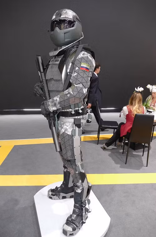 Thoạt nhìn ta có thể thấy “Vệ binh tương lai” trông khá giống các nhân vật trong một bộ phim viễn tưởng nhưng nó lại mang trên mình một thiết kế hoàn toàn khác biệt thực tế hơn trong phim ảnh. Bản thân “Vệ binh tương lai” được thiết kế bởi Viện Nghiên cứu Trung tâm Xây dựng Máy Chính xác (CRIPMB) của Nga. Nguồn ảnh: mosmonitor.ru.