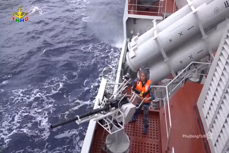 Theo Trung tá Nguyễn Quang Huy, Thuyền trưởng tàu HQ-011, ngay từ khi tàu HQ-011 rời bến thực hiện hành trình huấn luyện dài ngày trên biển chỉ huy tàu đã tổ chức tập trung vào huấn luyện, rèn luyện kỹ năng xử lý các tình huống chiến thuật cho các chỉ huy và vị trí chiến đấu trong hoạt động tác chiến trên biển. Nguồn ảnh: THHQ.