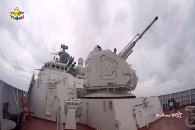 Hải pháo AK-176 của các tàu hộ vệ tên lửa Gepard có tốc độ bắn tầm 120 phát/phút với tầm bắn hiệu quả 10.000m và tối đa là 15.000m. Nóng pháo của AK-176 có góc nâng hạ từ -15° đến +85°, tháp pháo cũng có khả năng xoay ±175°, nhìn chung nó chỉ có thể tham gia các nhiệm vụ phòng không đánh chặn một số mục tiêu bay tầm thấp. Nguồn ảnh: THHQ.
