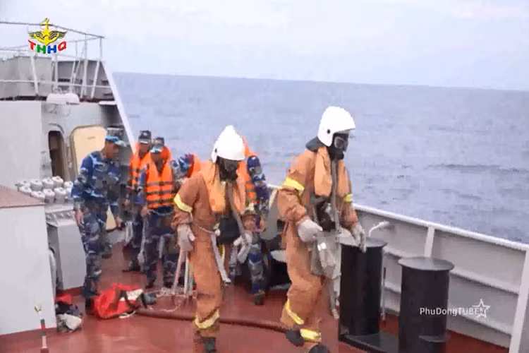 Bên cạnh huấn luyện sẵn sàng chiến đấu, cán bộ chiến sĩ tàu HQ-011 còn được huấn luyện bảo vệ sức sống tàu. Tình huống đặt ra là sau khi chiến đấu, chỉ huy tàu phát hiện có khỏi ở mạn trái và khoang mũi tàu và có chiến sĩ bị thương, sau khi có báo động các vị trí chuyên trách đã nhanh chóng cơ động ra khoang mũi để xử trí và cấp cứu thương binh. Đây là một trong những tình huống sát với thực tế chiến đấu nên luôn được tàu HQ-011 huấn luyện định kỳ. Nguồn ảnh: THHQ.